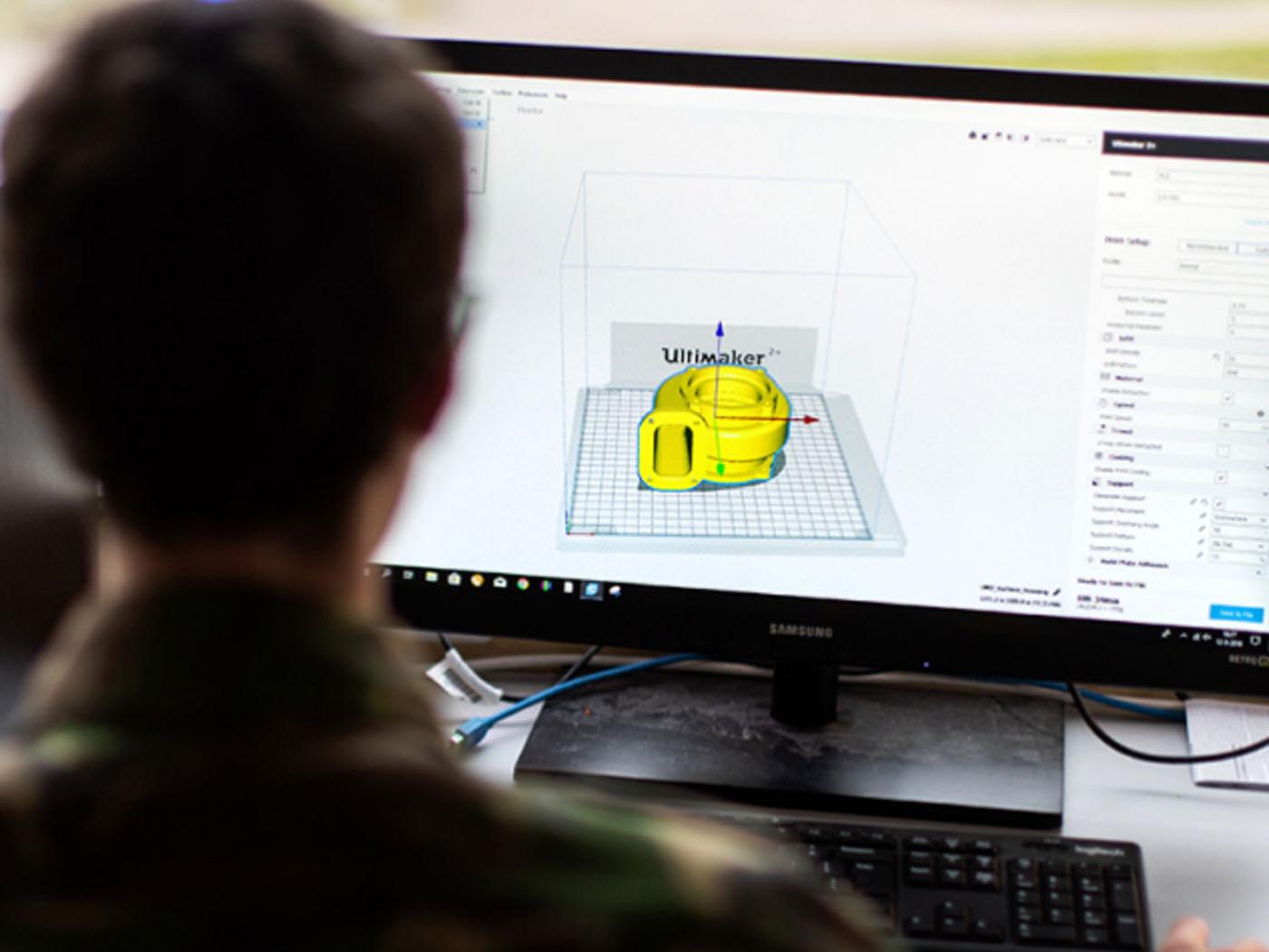 mann arbeitet an ultimaker cura