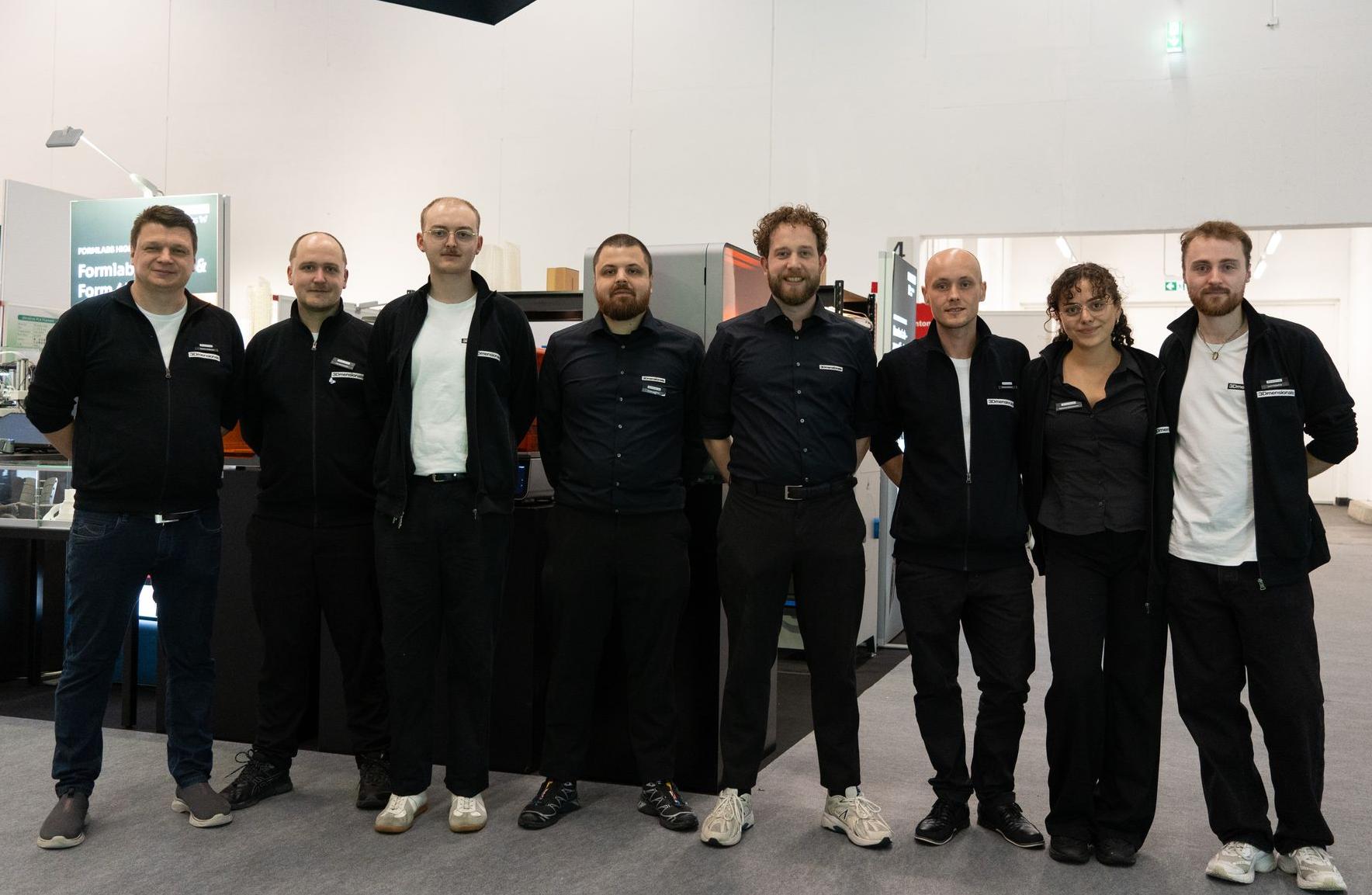 gruppenfoto von mitarbeiter:innen