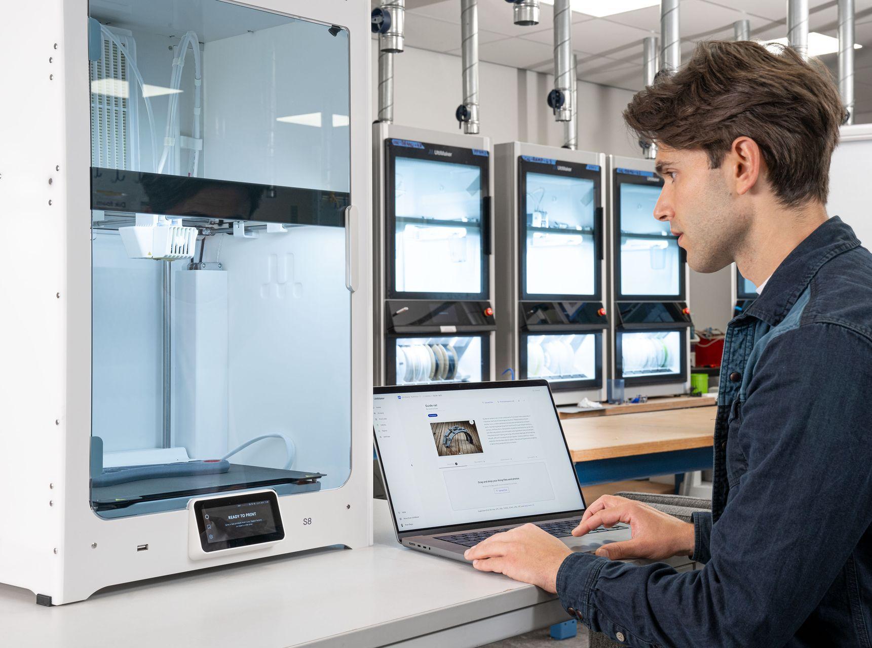 Effizientes arbeiten mit dem UltiMaker S8 Mann arbeitet an einem UltiMaker S8