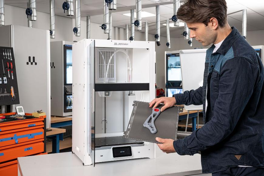 Made in Europe. Hoche Qualität und Sicherheitsstandarts Mann entfernt den Druckauftag von der Bauplatte des UltiMaker S8