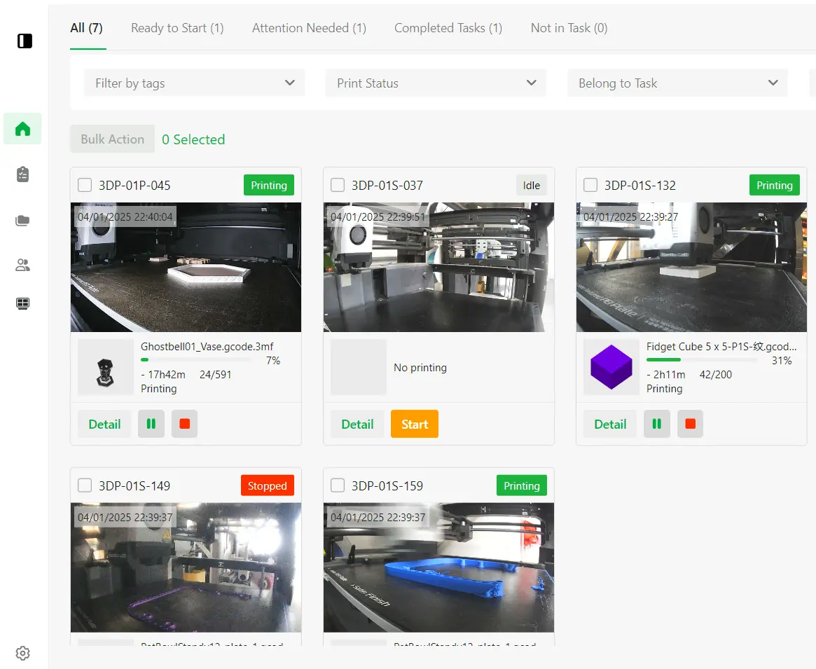 Mehrere 3D Drucker werden innerhalb des Bambu Farm Manager überwacht. Man sieht das Programm und die verschiedenen Drucker, die ihr Livebild vom Druckraum übertragen.