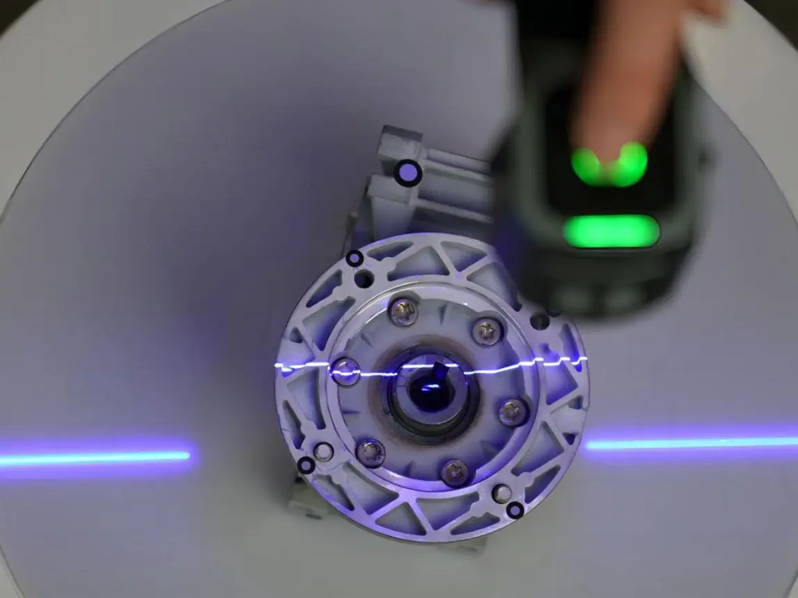 Ein Bauteil wird auf einem Drehteller mit Referenzpunkten eingescannt