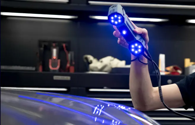 Ein Autodach wird mit einem Hand 3D Scanner eingescannt