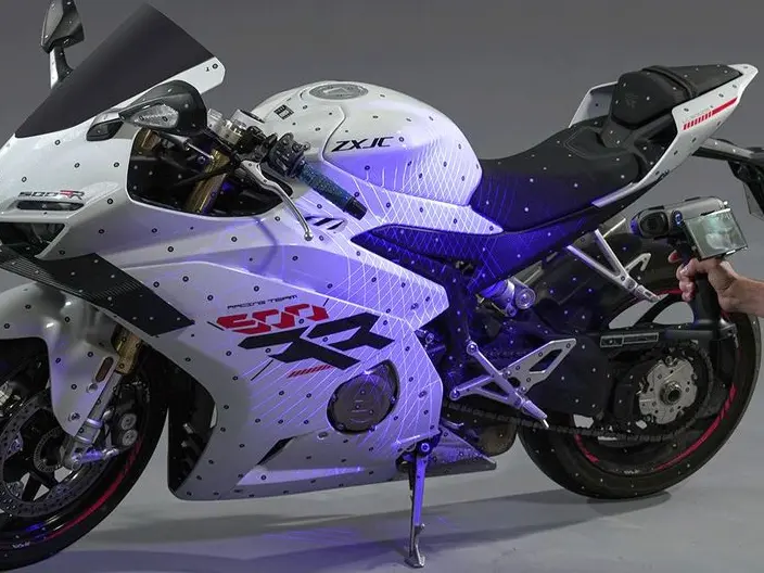Ein Motorrad überdeckt mit Referenzpunkten wird gerade mit einem 3D Scanner eingescannt