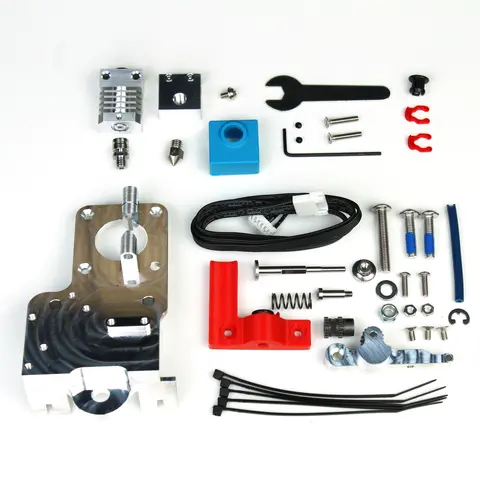 Zubehör für 3D Drucker auf weißen Grund angeordnet