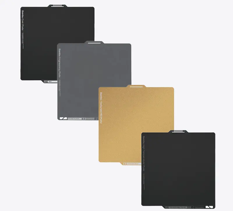 Vier verschiedene Druckbette in unterschiedlichen Farben vor einem weißen Hintergrund