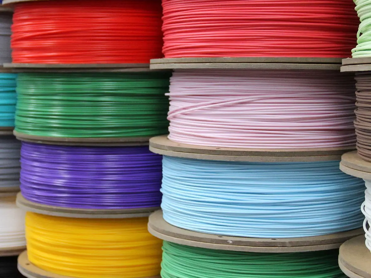 Eine Sammlung von verschieden farbigen Filamenten