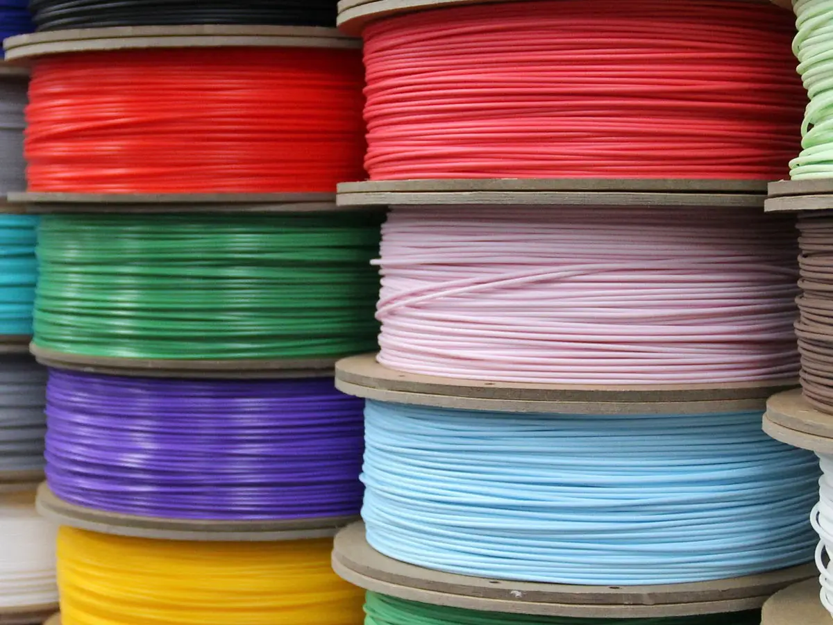Eine Sammlung von verschieden farbigen Filamenten