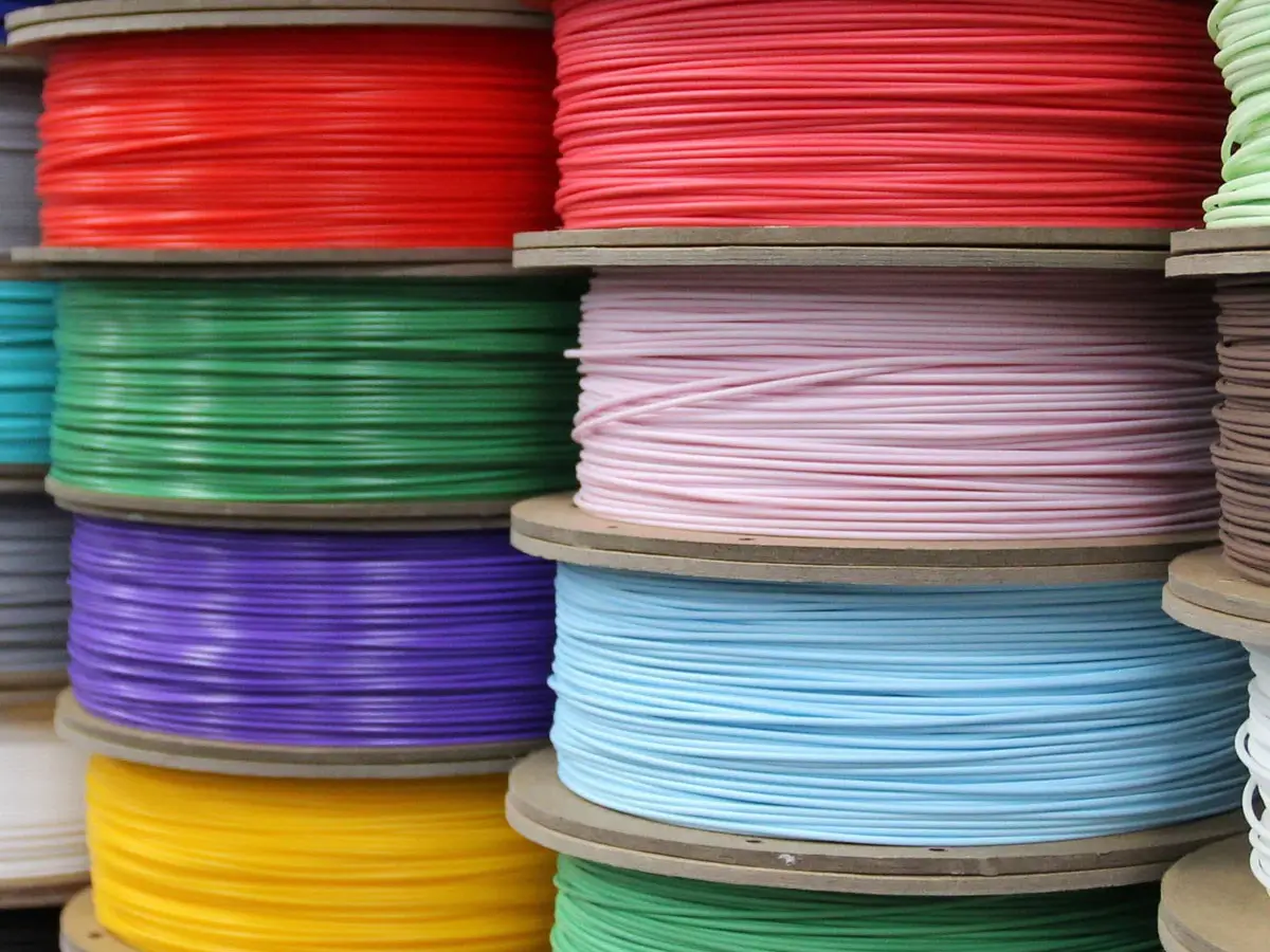 Eine Sammlung von verschieden farbigen Filamenten