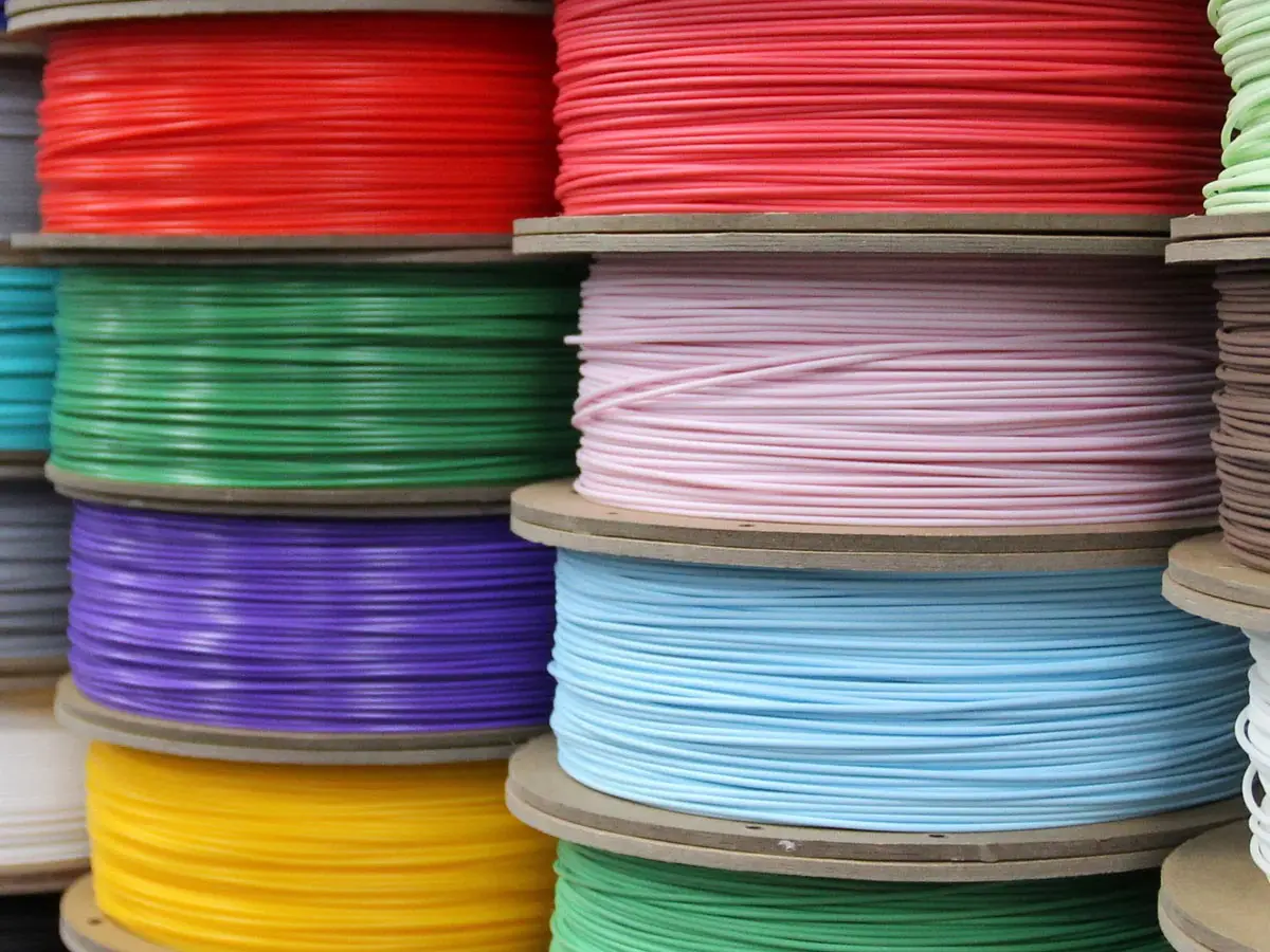 Eine Sammlung von verschieden farbigen Filamenten