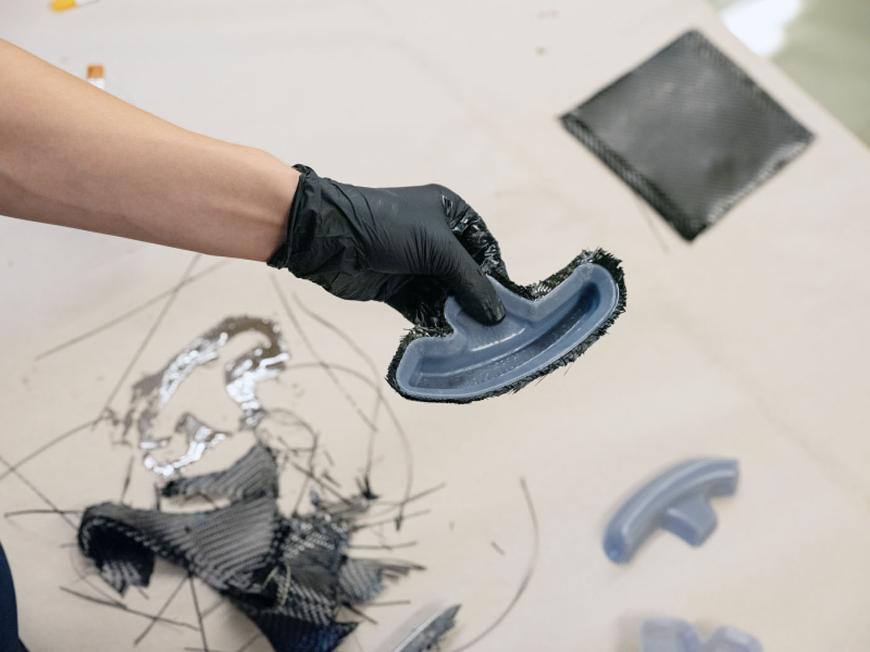 eine hand hält ein 3d teil wo die stützstrukturen entfernt wurden