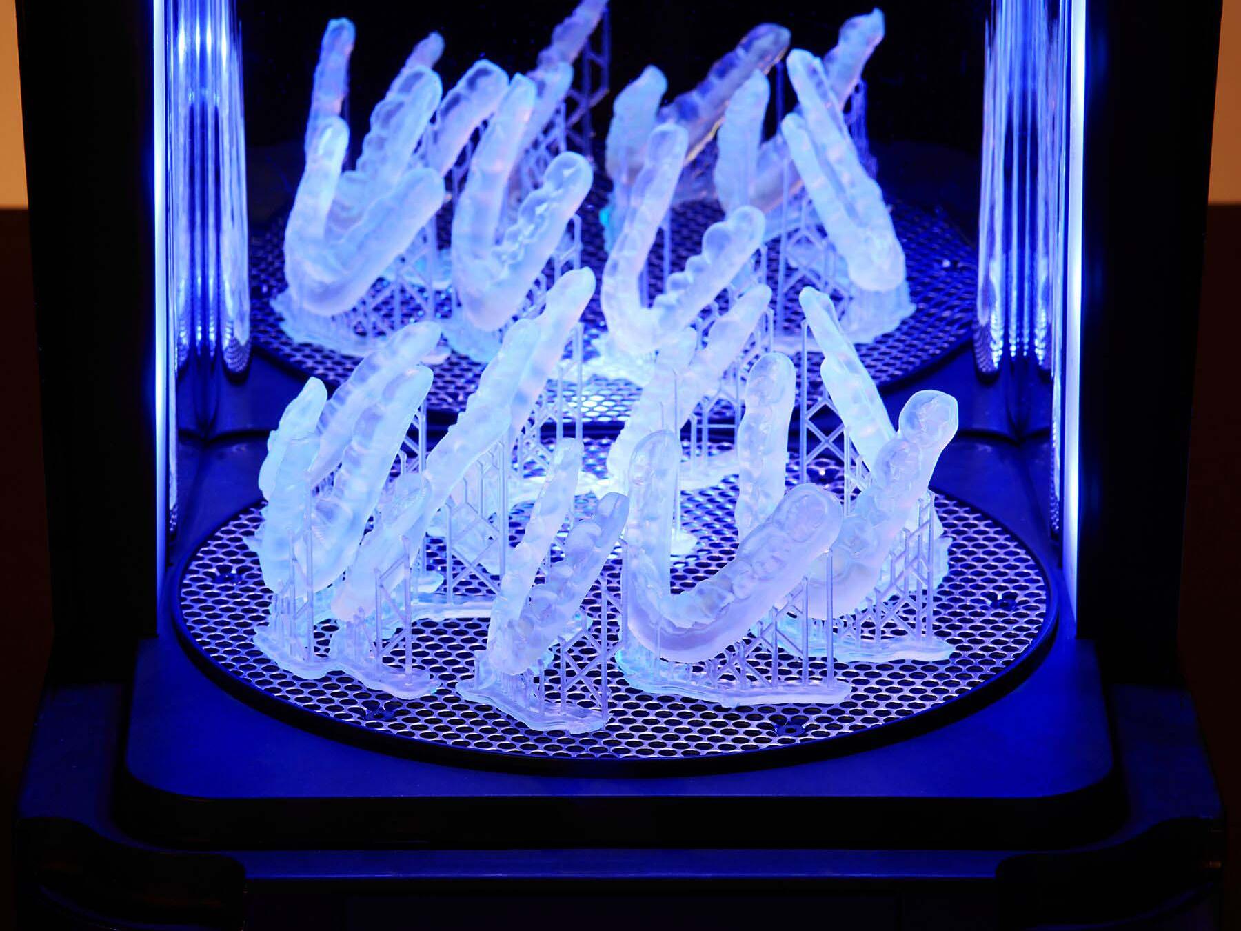 bauteile aus der dental branche im formlabs cure zum aushärten